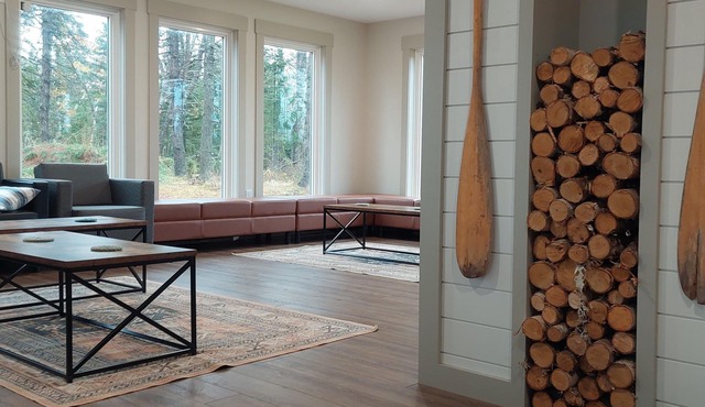 Quiet, private, retreat with waterview. Close to town. Pet friendly.