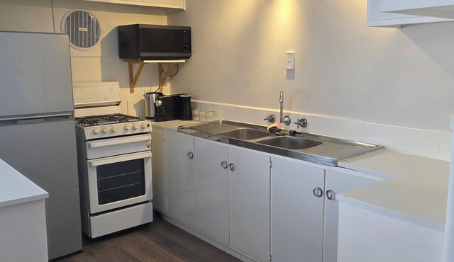 Quiet & private stay on ground level apartment in Preston