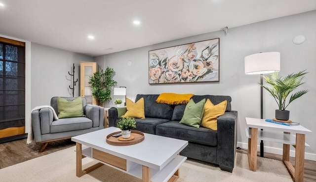 Quiet Private Suite w/Workspace Near UofC & Hospitals Pet-Friendly