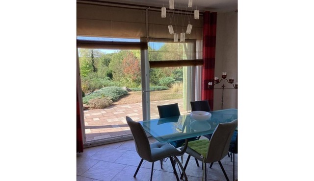 Quiet property in a green setting with swimming pool,