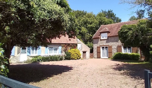 Quiet property in park with play areas, near ponds