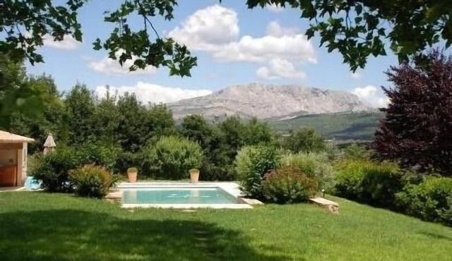 Quiet property with breathtaking view of Sainte Victoire located in Meyreuil