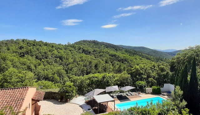 Quiet Provençal villa in a private domain