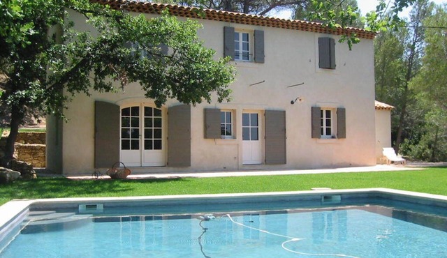 Quiet Provencal country house in a residential area 5 minutes from the center of Salon de Provence.