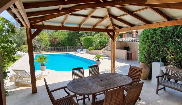 Quiet Provencal villa with character, 4000m2 fenced garden