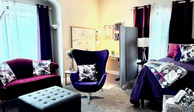 QUIET PURPLE PEACE RETREAT CLOSE TO DOWNTOWN INDY – WOMEN ONLY - SAFE & SECURE