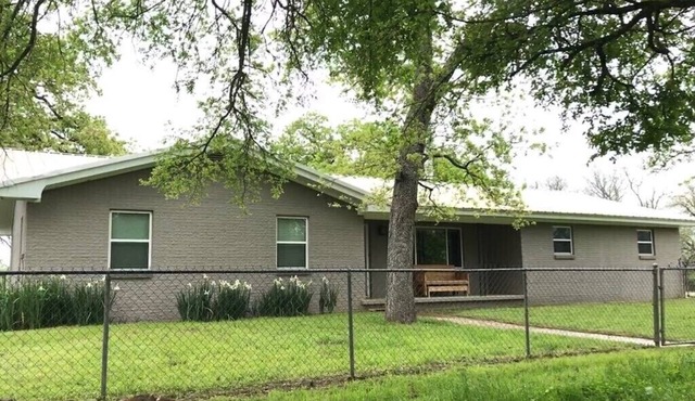Quiet Ranch Retreat with easy access to Circle T Arena, pet friendly