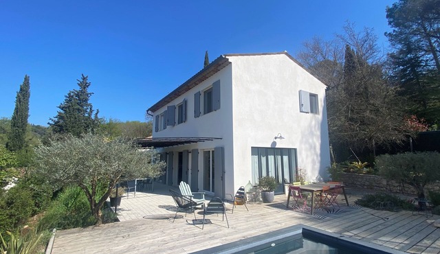 Quiet, recent villa with 8x4 pool, 5 mns from lake and shops.