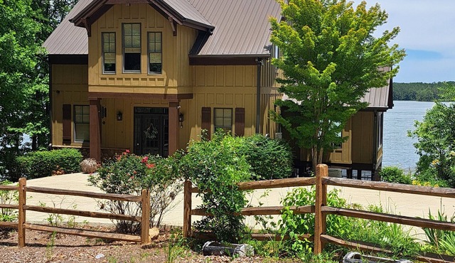 Quiet ReflectionsnSpacious 5-BR house with Outstanding Views, Sleeps 14