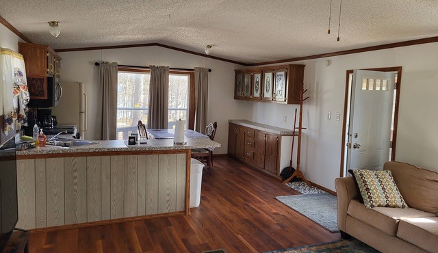 Quiet. Relaxing. Sleeps 6. Deck, carport & fire pit. 3 miles to lake. Discounts.