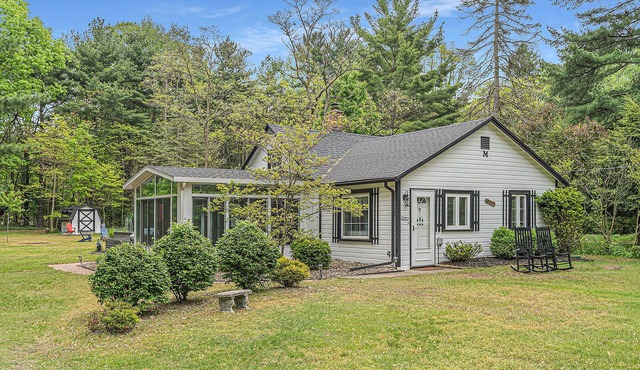 Quiet remodeled cottage near downtown Sawyer - private deck, gas grill, firepit