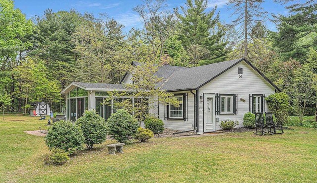 Quiet remodeled cottage near downtown Sawyer - private deck, gas grill, firepit