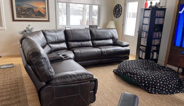Quiet, Remote, Winter Getaway, fully serviced Lakefront home