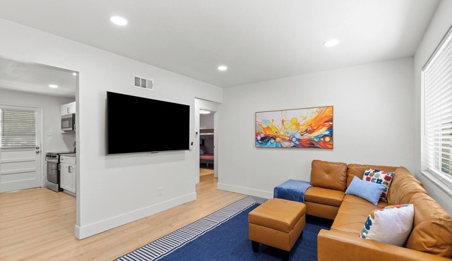 Quiet Renovated 2BR Apartment Near Airport and Highways