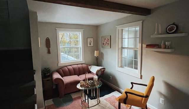 Quiet renovated cottage by Seabreeze