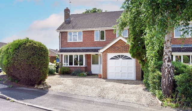 Quiet residential area - 10 miles from city of Bath. Train links to London.