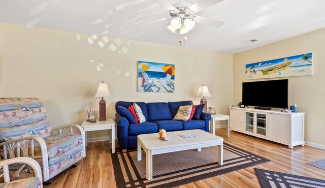 Quiet resort w/amazing pool and Jacuzzi - one block from the beach in upscale area