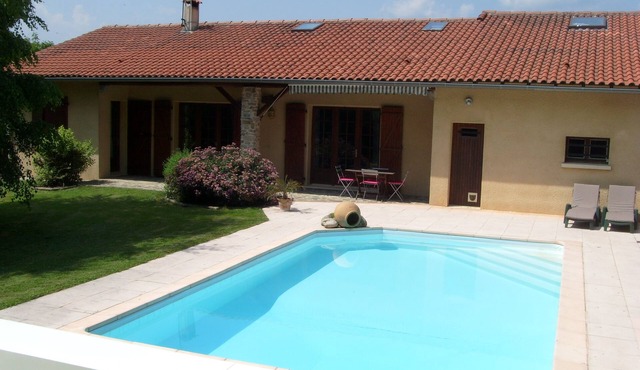 Quiet, restful house with private pool in a tourist area