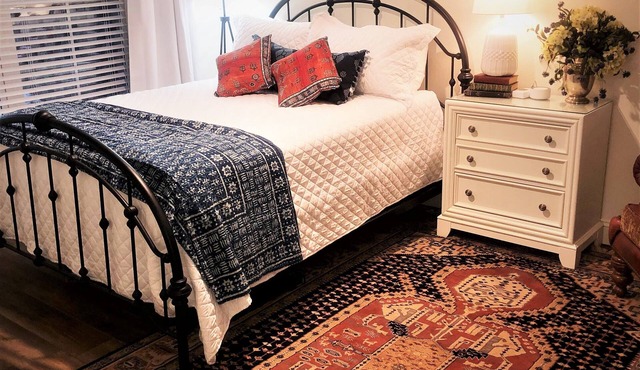 Quiet Retreat/Beautiful Queen Bedroom with Private Bath Suite