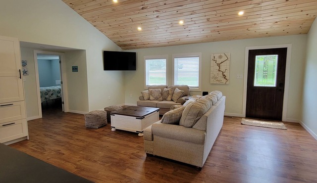 Quiet retreat in Monticello on Lake Shafer with dock and jet ski lift!
