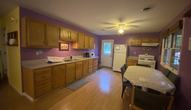 Quiet retreat in the woods, separate dwellings, perfect for gatherings!