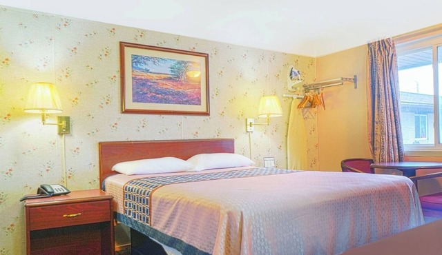 Quiet Retreat Near Downtown Bay City – Comfortable Room + Free Parking
