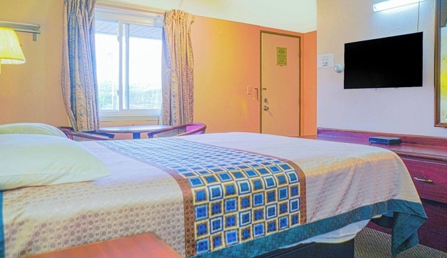 Quiet Retreat Near Downtown Bay City – Comfortable Room and Free Parking