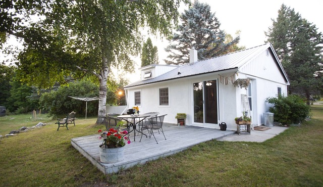 Quiet retreat near Torch Lake w/ artists studio guesthouse. Amazing star gazing!