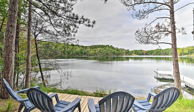 Quiet Retreat on Lake w/Kayaks, Boats + Bikes!