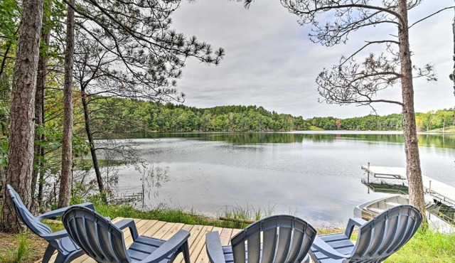 Quiet Retreat on Lake with Kayaks, Boats and Bikes!