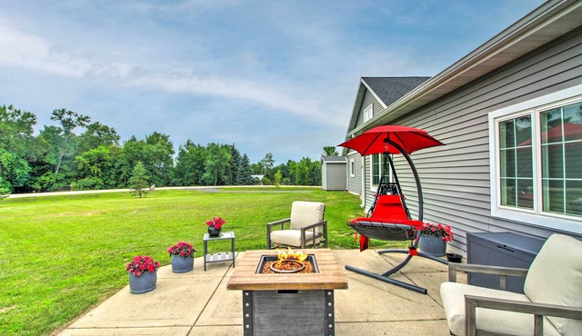 Quiet Retreat w/Kayak & Patio, Walk to Lake!