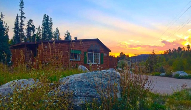 Quiet Retreat with private courtyard In Grand Lake Village!