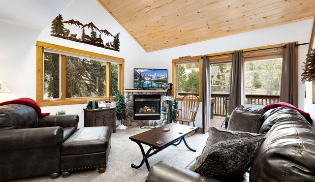 Quiet River Escape Private Hot Tub Close to RMNP