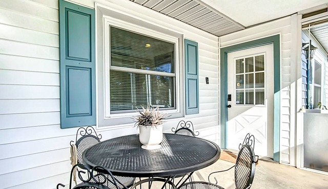 Quiet Riverside Cottage in Downtown Bonita Springs