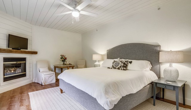 Quiet Room 10, Private bath, gas fireplace, Cable