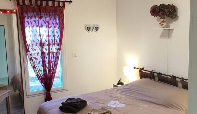 Quiet room in country house with gourmet breakfast.