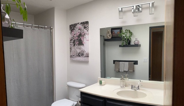 Quiet room in large home, safe neighborhood