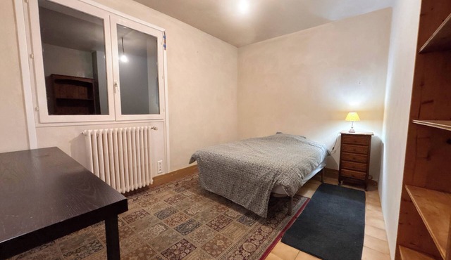 Quiet room on courtyard in a town house, near town center & train station