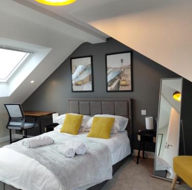 Quiet Room with en-suite , close to University, Whiteladies and Gloucester rd