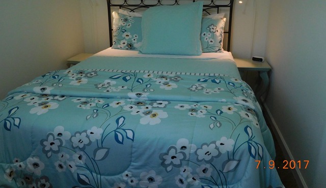 Quiet room with view; 1 1/2 miles from Murphys; constructed in 2014