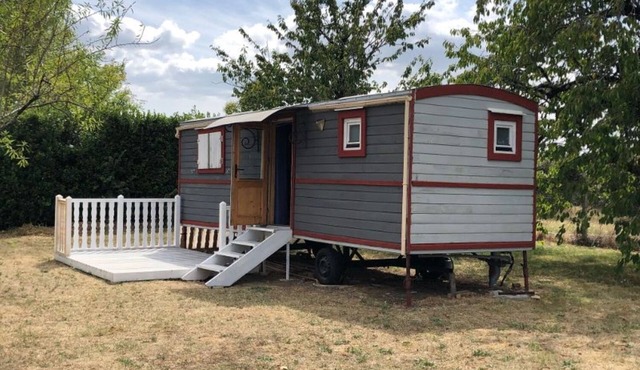 QUIET ROULOTTE on land with swimming pool