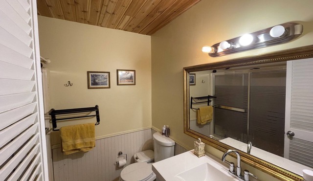 Quiet, Rural 3 Acre Retreat w/Nearby Boutique Restaurants, Shopping, Culture