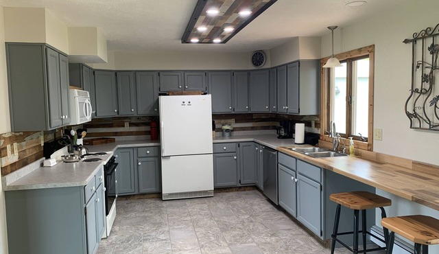 Quiet Rural 3 BR Home - Fully furnished, Utilities Included