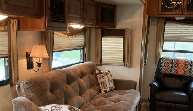 Quiet rural setting within a few miles of 2 lakes!