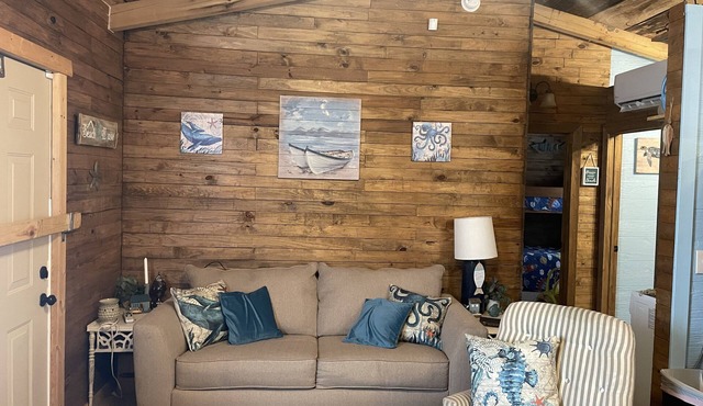 Quiet Rustic Cabin at the river. Family friendly