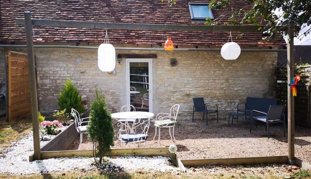 Quiet rustic house with garden and fireplace near Châteauroux