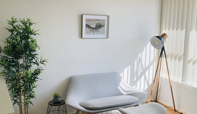 Quiet Scandi style 1 bed apartment in leafy green suburbnn