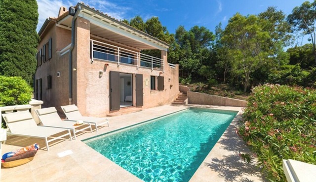Quiet, sea view and close to tourist areas