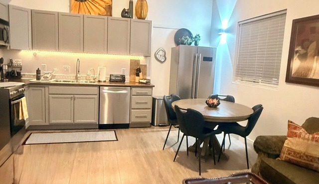 Quiet secluded neighborhood quick freeway access canyons shopping entertainment