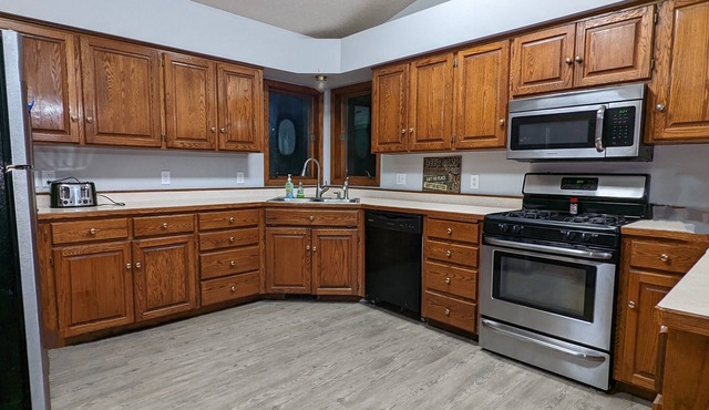 Quiet & Secluded w/Woods and Wildlife, Sleeps 11+, 1mi from Cedar Lake Boat Ramp